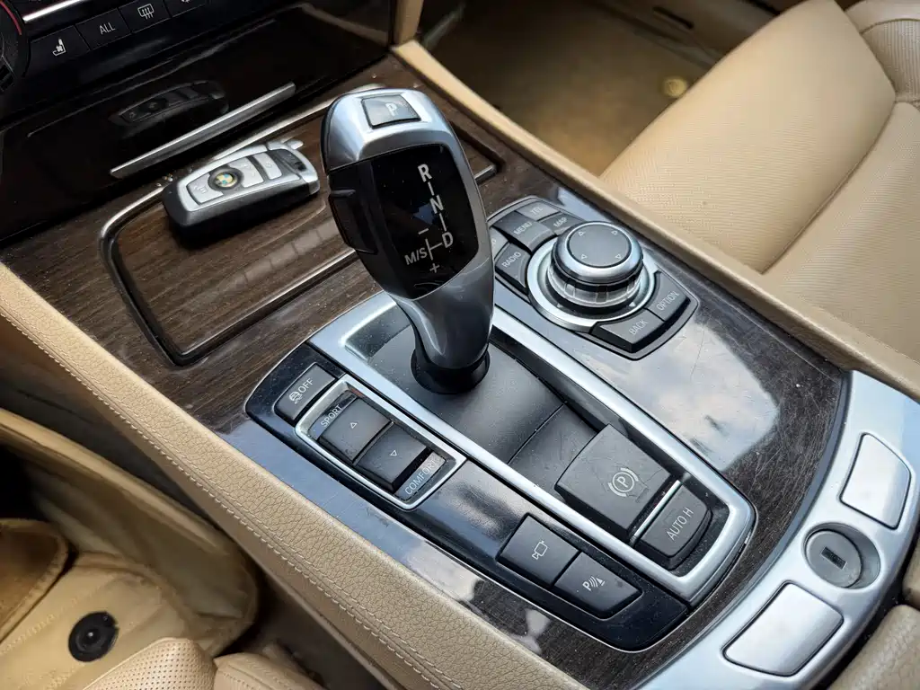 BMW 7 Series 2012 — фото 19