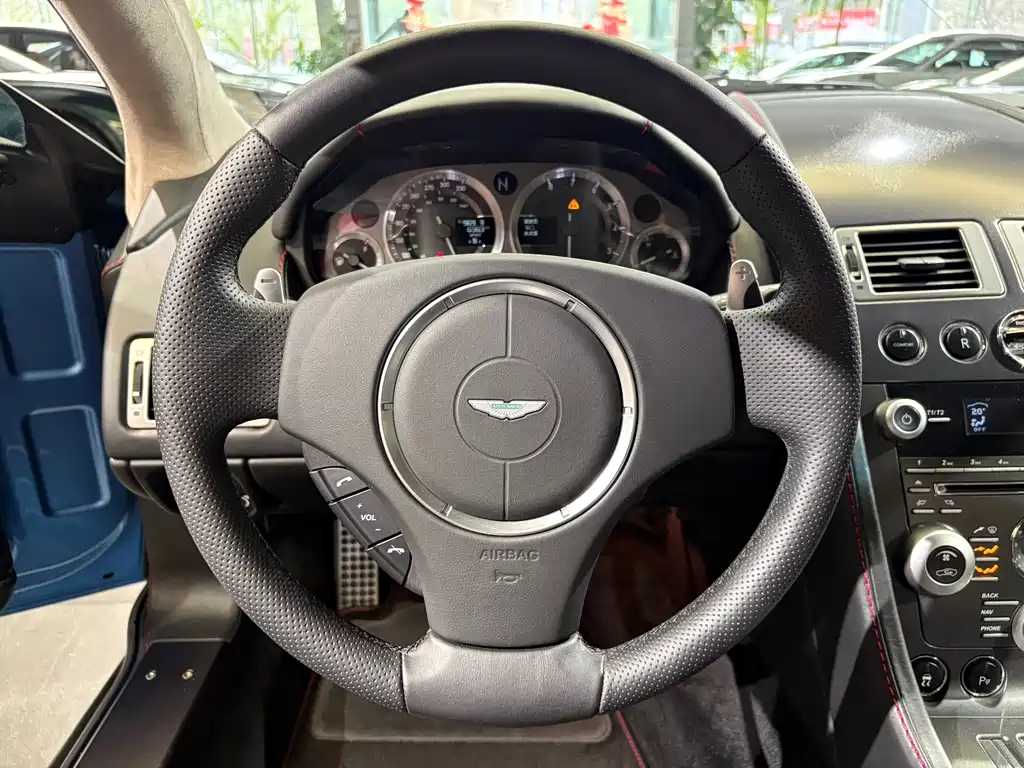 Aston Martin V8 Vantage 2010 — фото 14