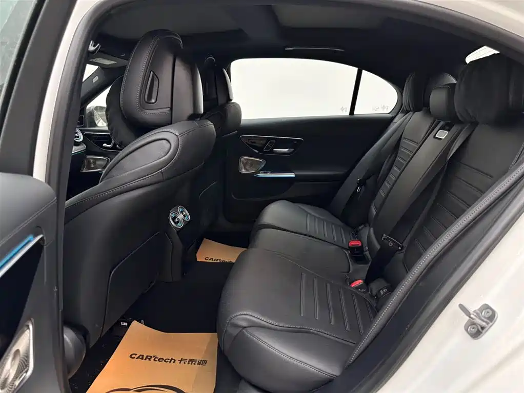 Mercedes-Benz C-Class 2025 — фото 9