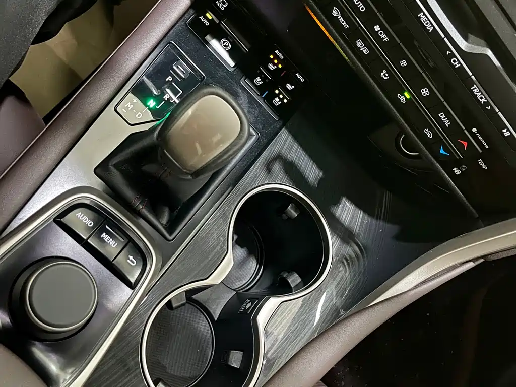 Lexus RX 2018 — фото 10
