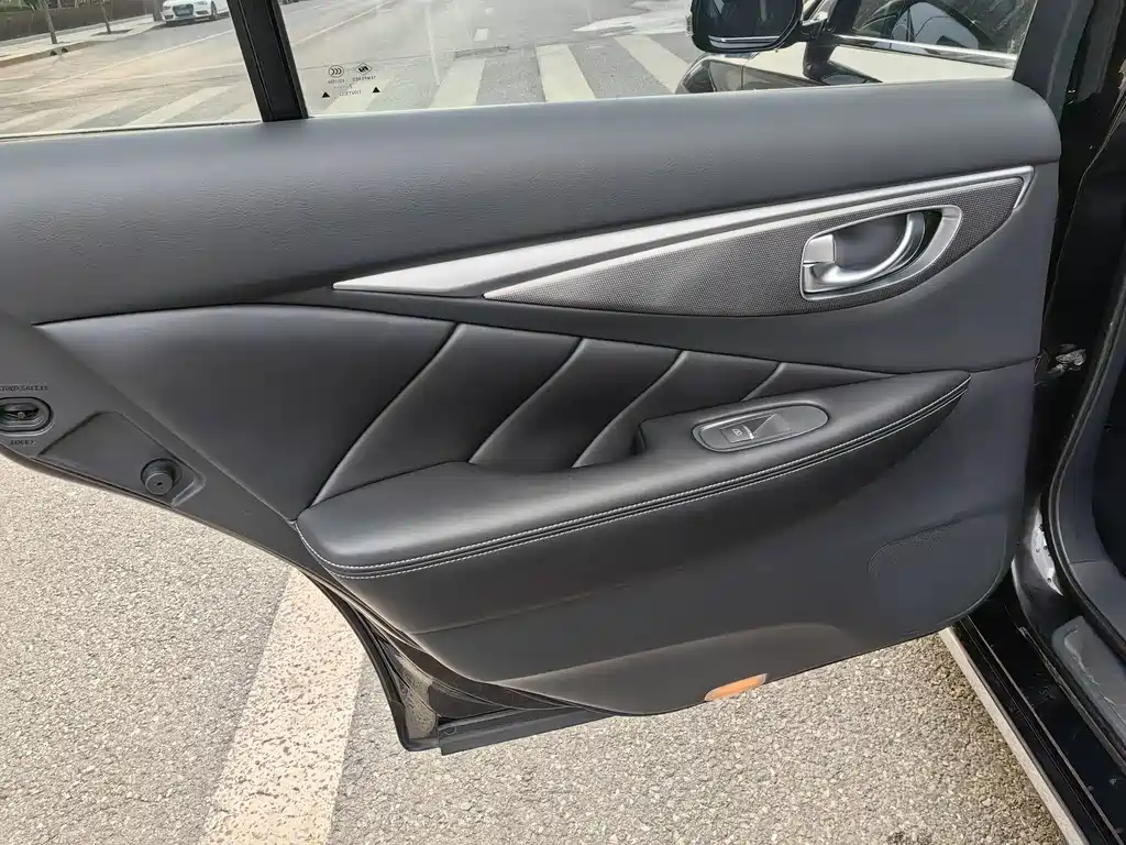 Infiniti Q50L 2017 — фото 18