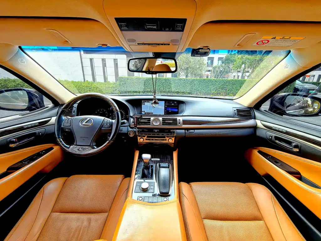 Lexus LS 2015 — фото 11