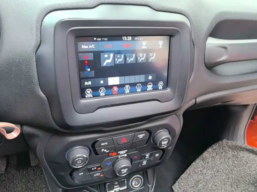 Jeep Renegade 2018 — фото 13