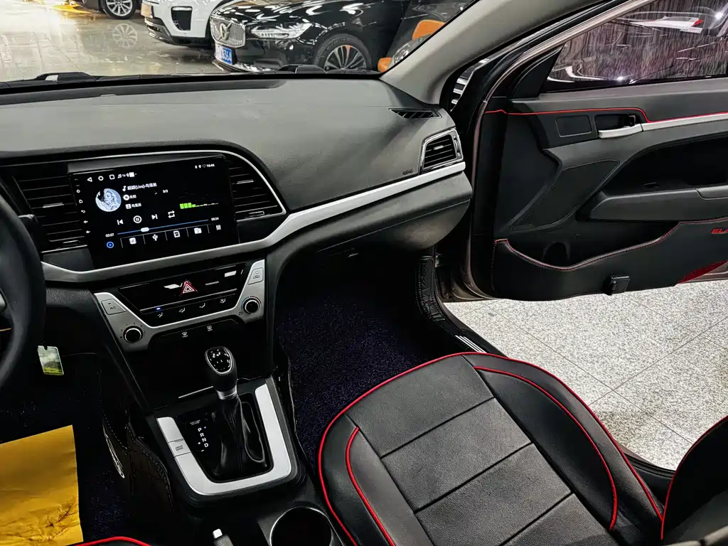 Hyundai Elantra 2016 — фото 12