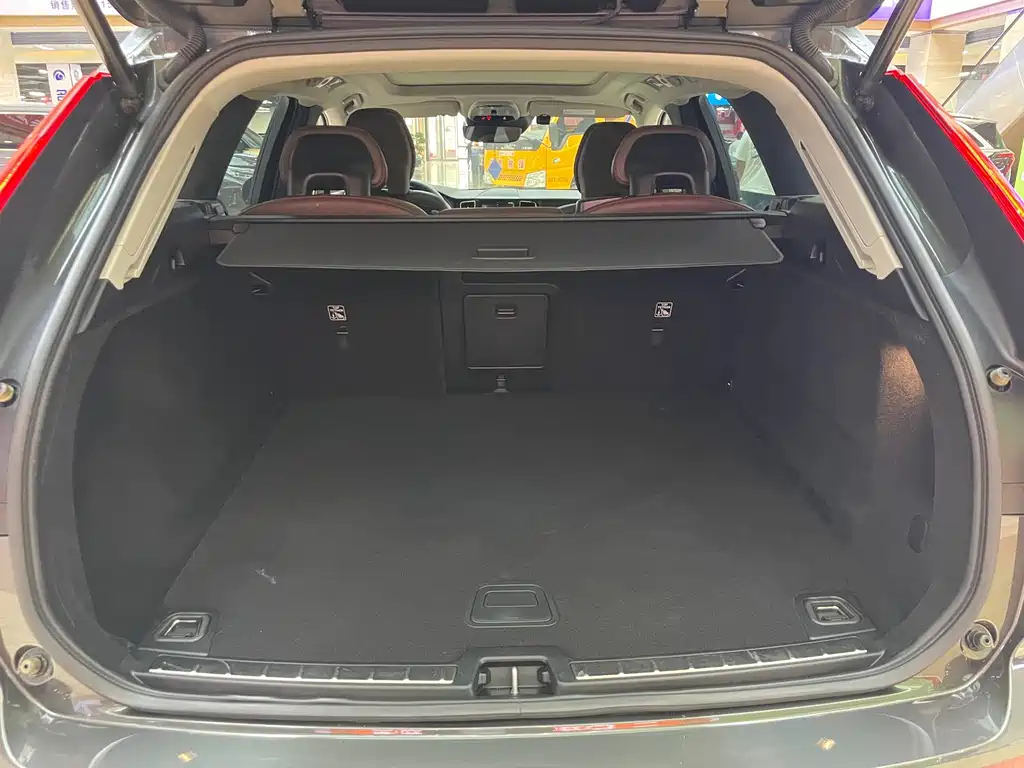 Volvo XC60 2018 — фото 14