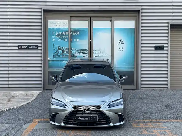 Lexus ES 2025