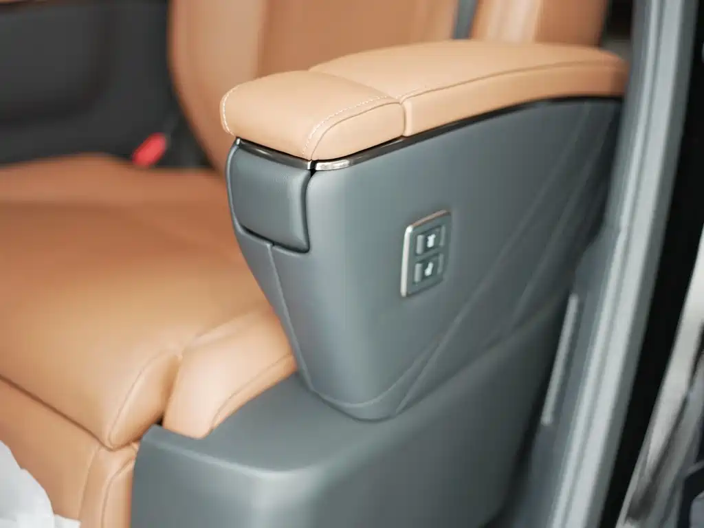 Toyota Alphard 2023 — фото 16