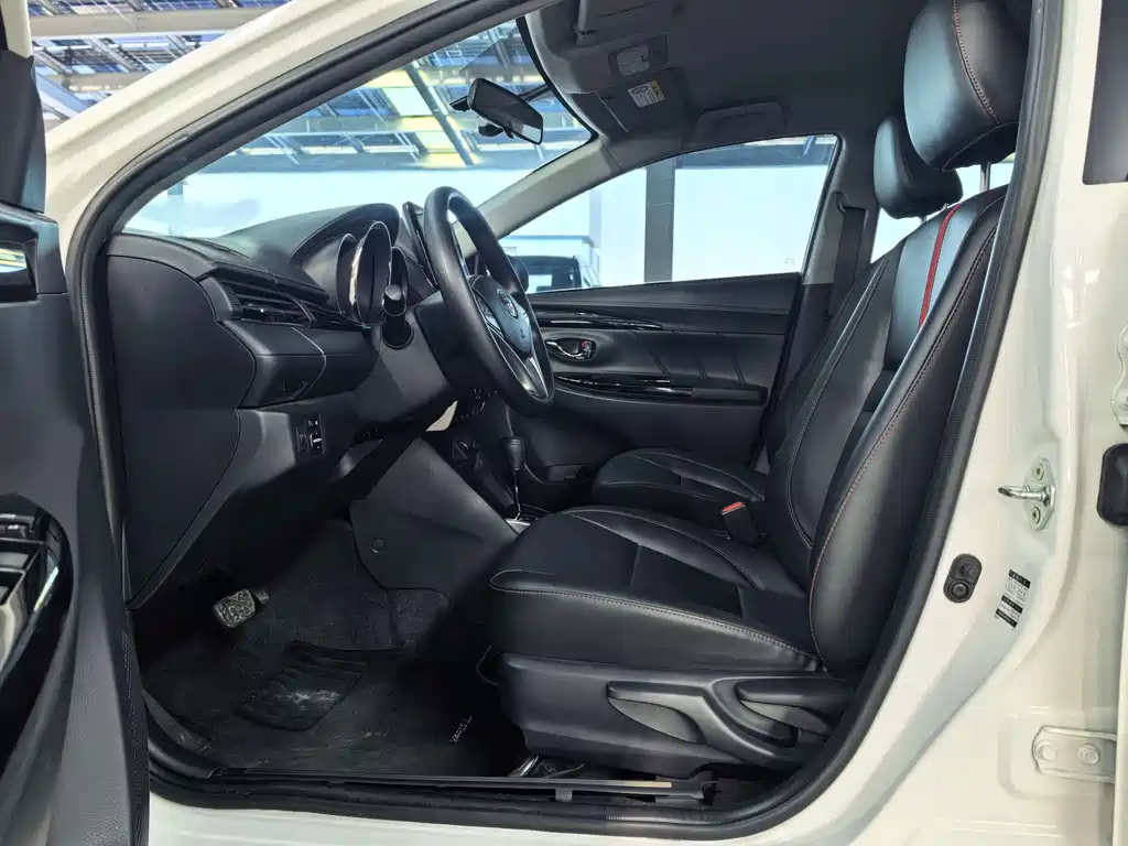 Toyota Yaris L 2022 — фото 9