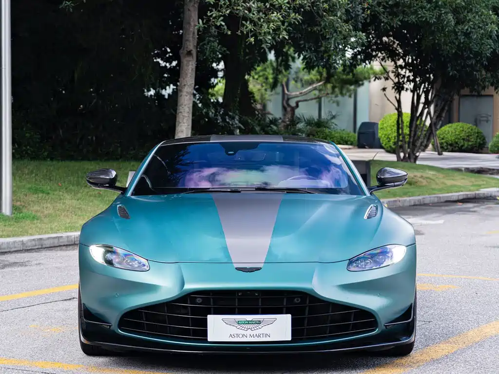 Aston Martin V8 Vantage 2022 — фото 2