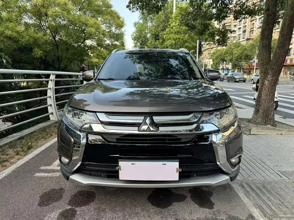 Mitsubishi Outlander 2019 — фото 2