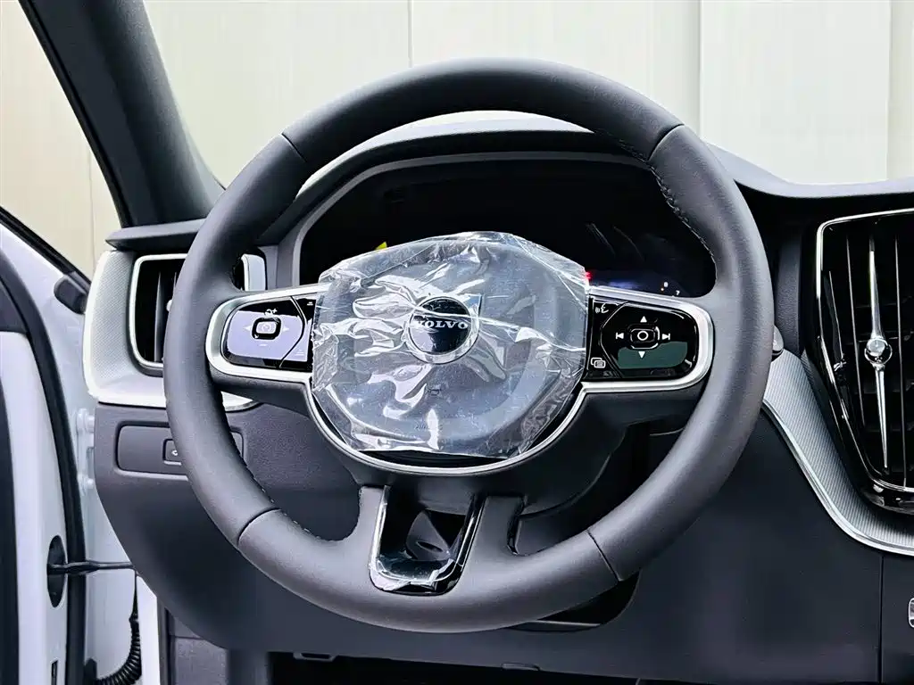 Volvo XC60 2026 — фото 10