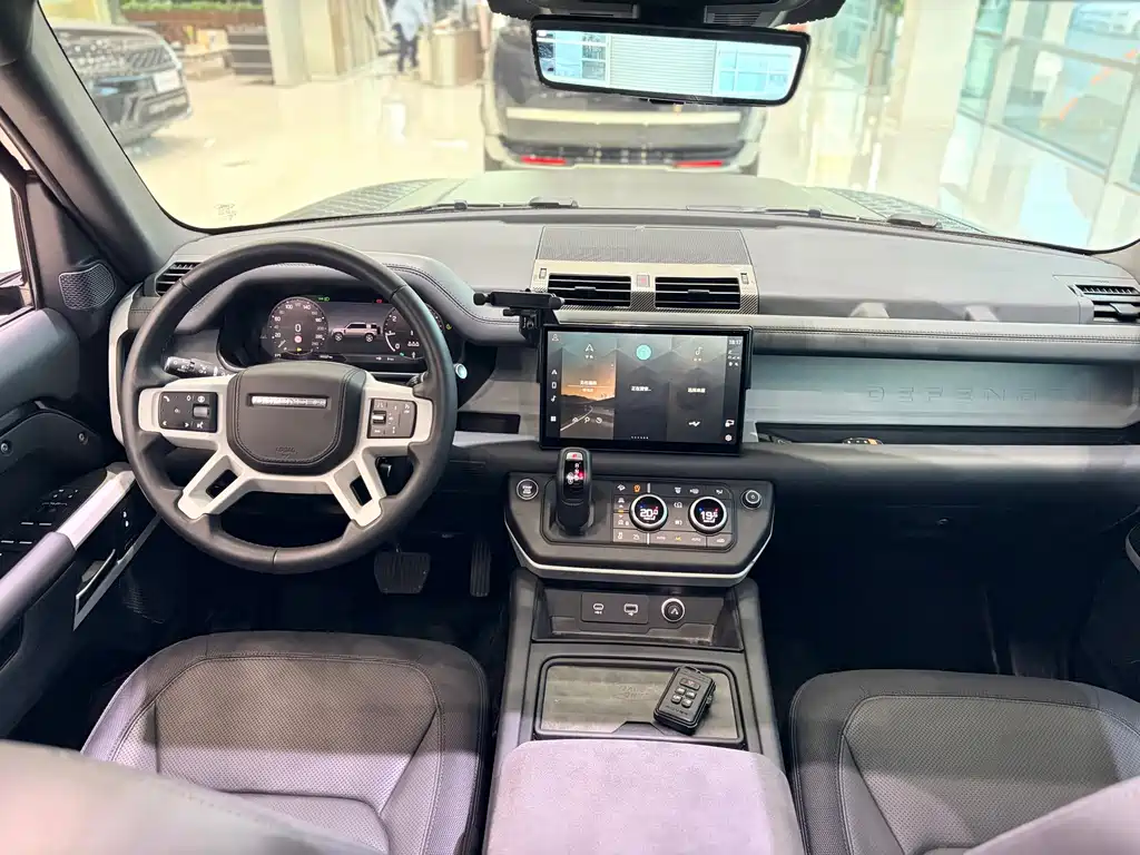 Land Rover Defender 2023 — фото 10