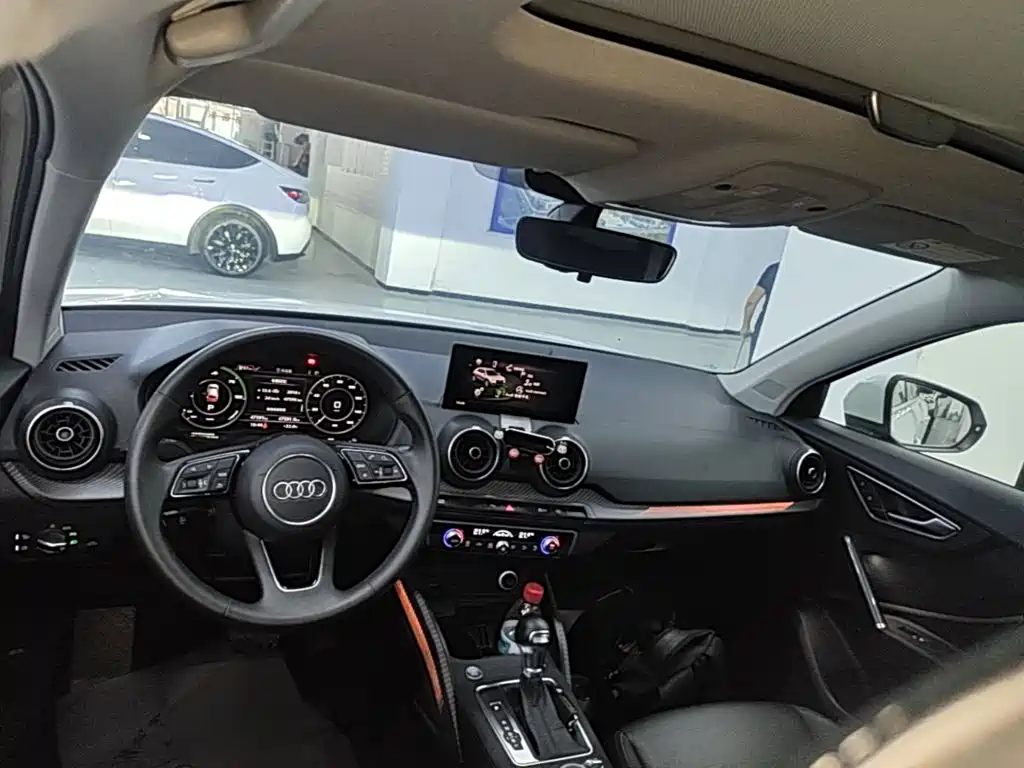Audi Q2L E-Tron 2020 — фото 10