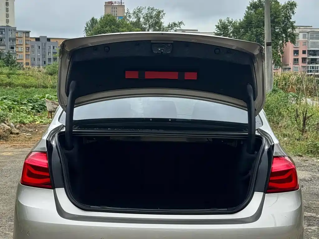 BMW 3 Series 2018 — фото 11