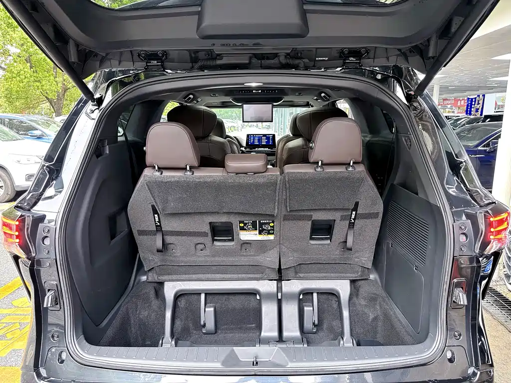 Toyota Granvia 2023 — фото 10
