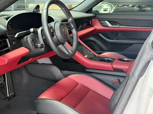 Porsche Taycan 2025