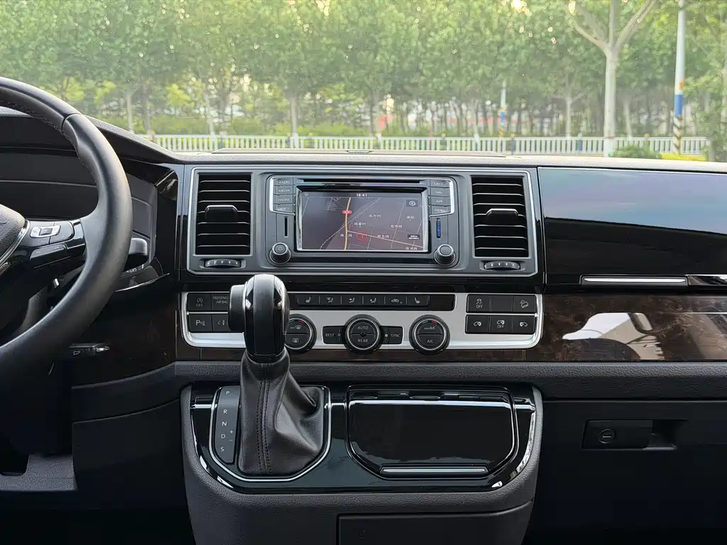 Volkswagen Multivan 2018 — фото 8