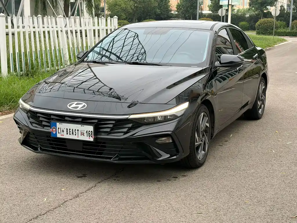 Hyundai Elantra 2025 — фото 1