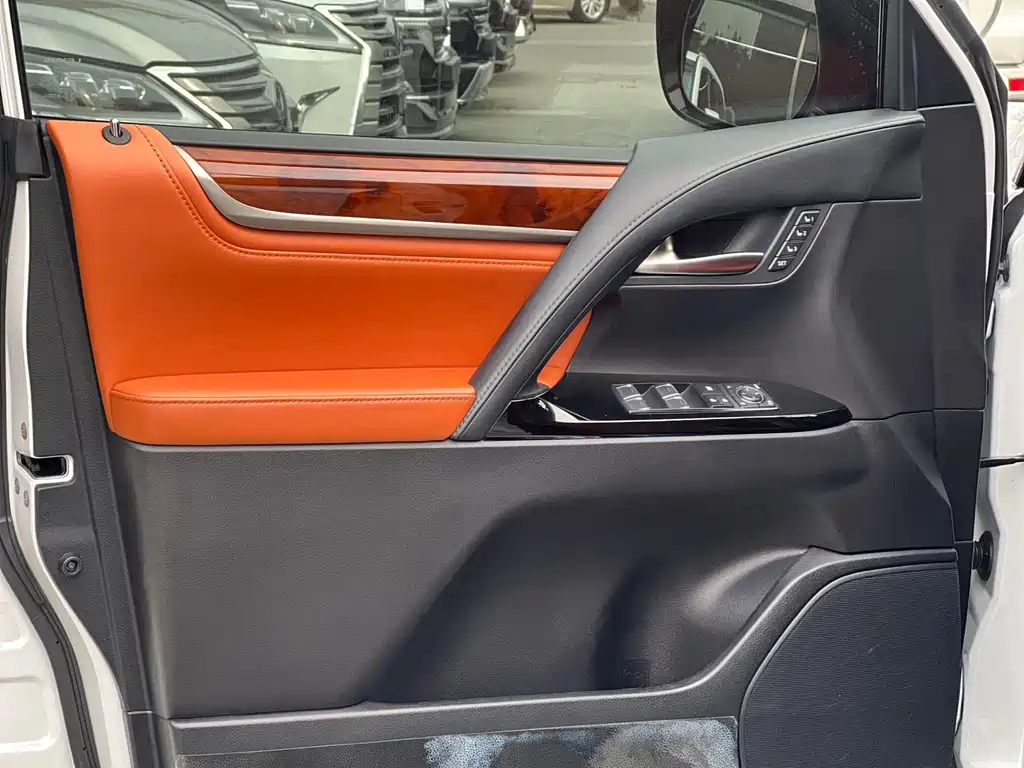 Lexus LX 2018 — фото 13