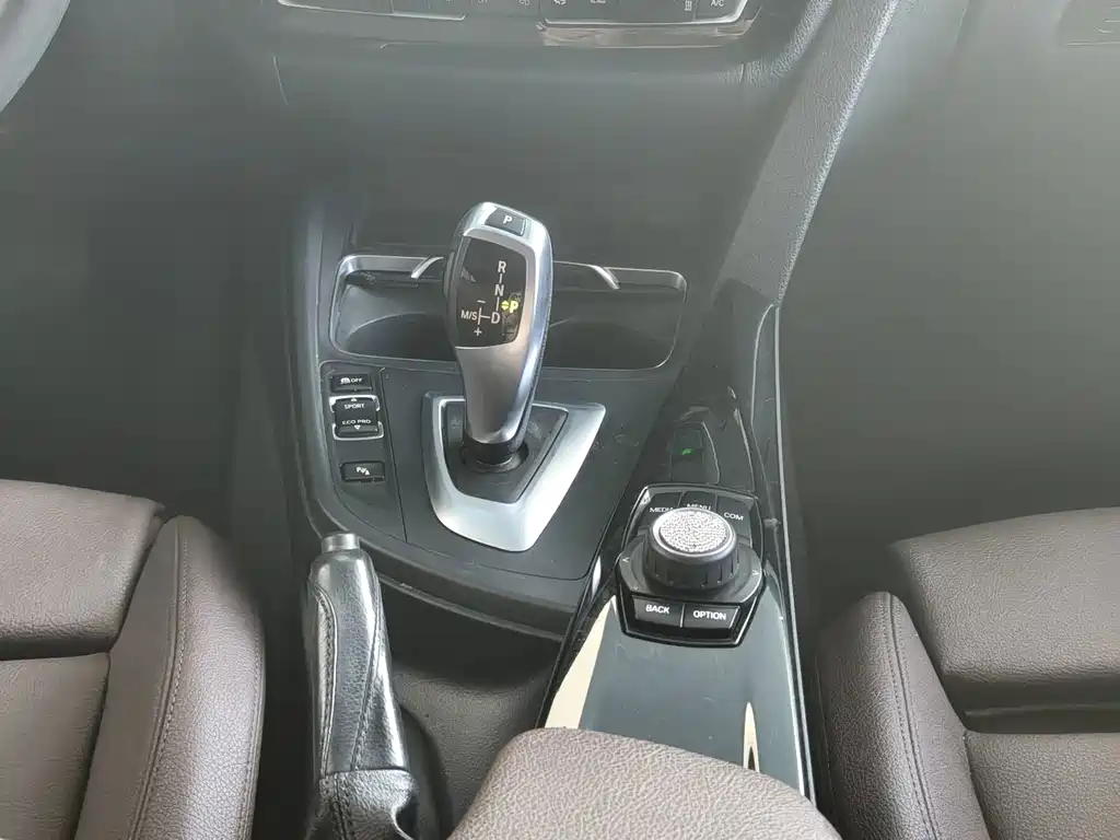 BMW 3 Series 2018 — фото 12