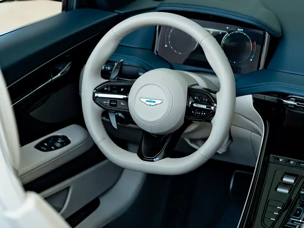 Aston Martin DB12 — фото 7