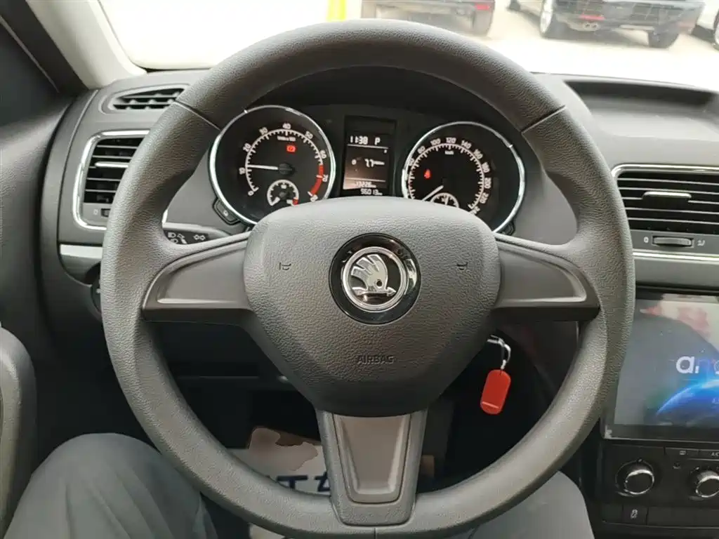 Skoda Yeti 2017 — фото 11