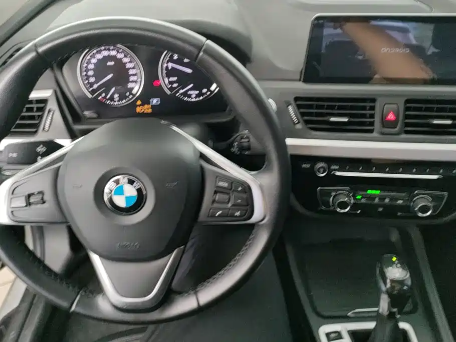 BMW 1 Series 2018 — фото 12