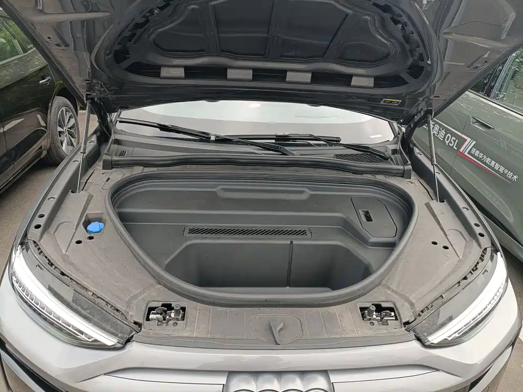 Audi Q6L e-tron 2025 — фото 13