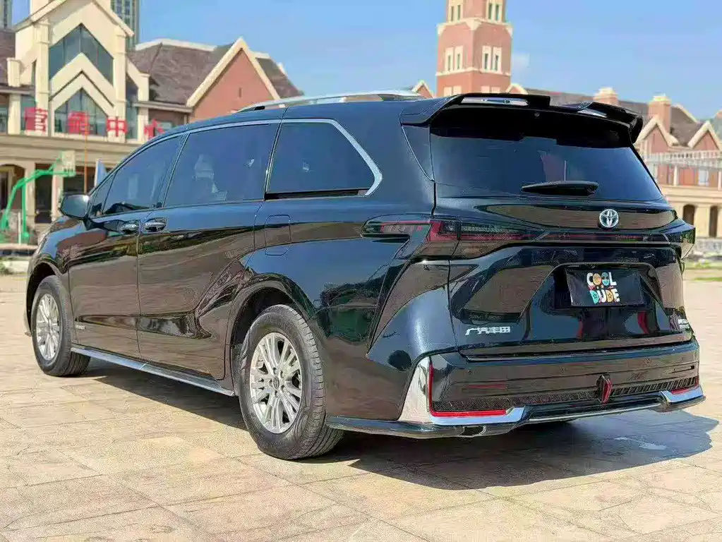 Toyota Sienna 2022 — фото 9