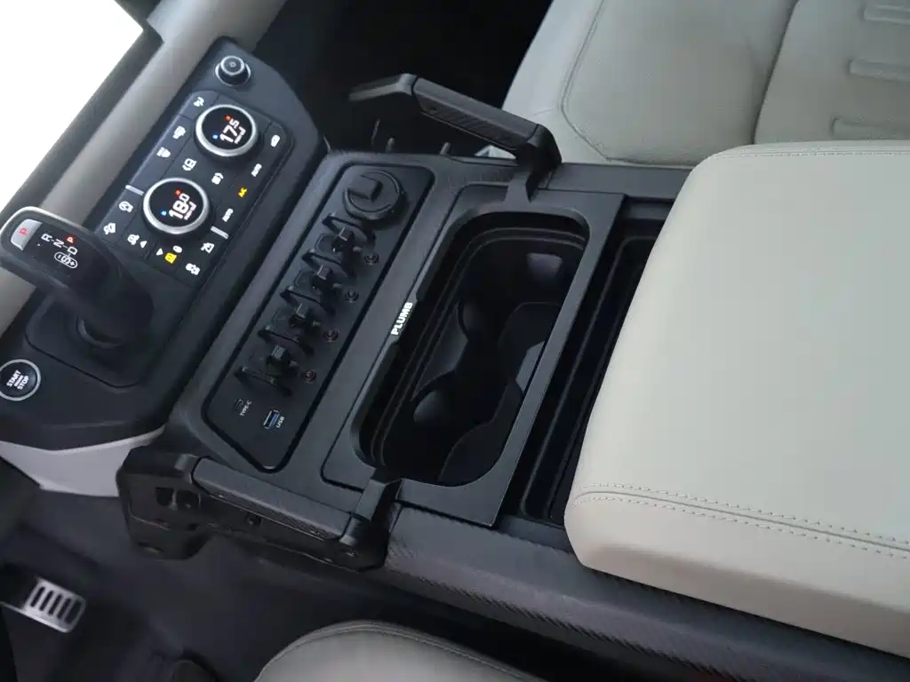 Land Rover Defender 2022 — фото 12