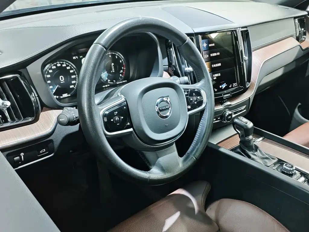 Volvo XC60 2021 — фото 7