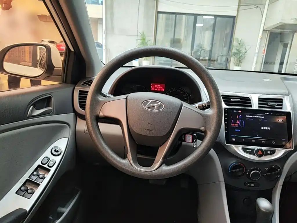 Hyundai Accent 2015 — фото 11