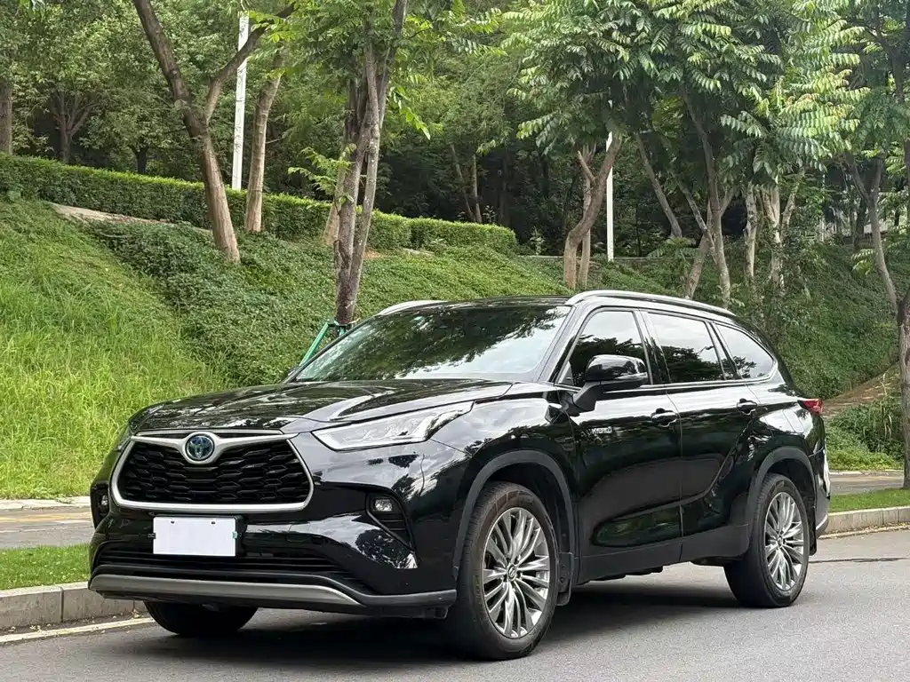 Toyota Highlander 2022 — фото 1