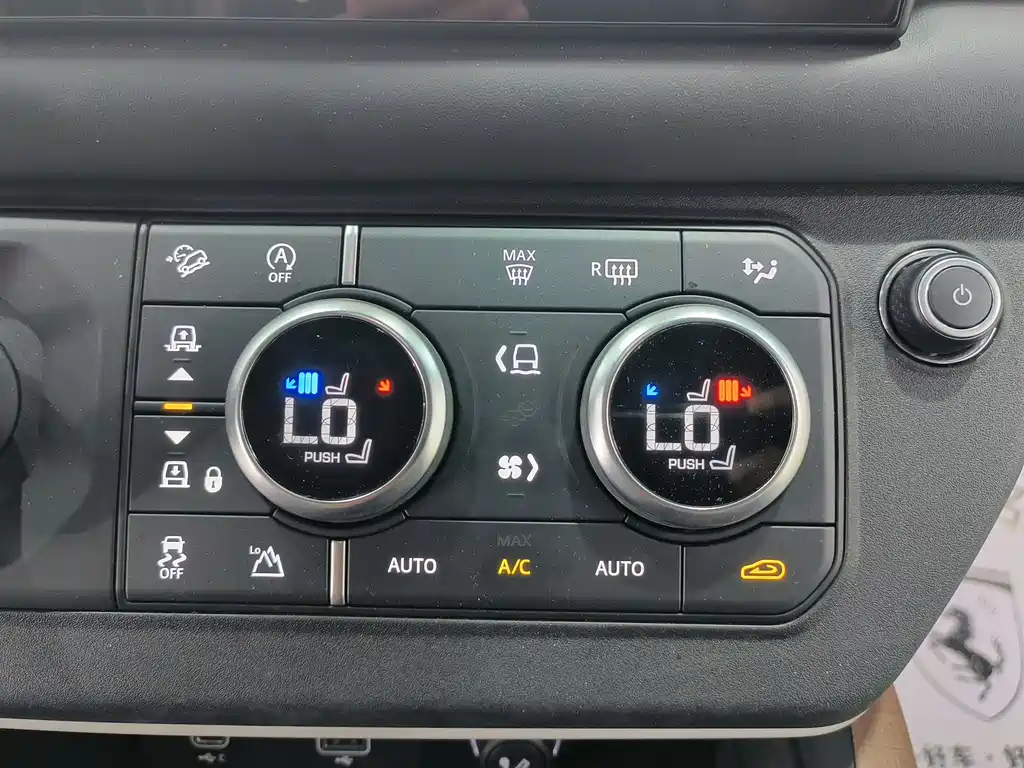 Land Rover Defender 2023 — фото 16