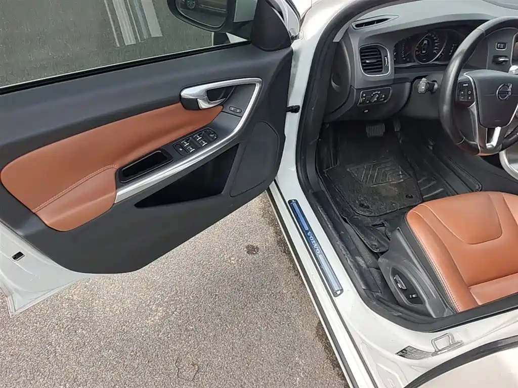 Volvo S60 2017 — фото 16