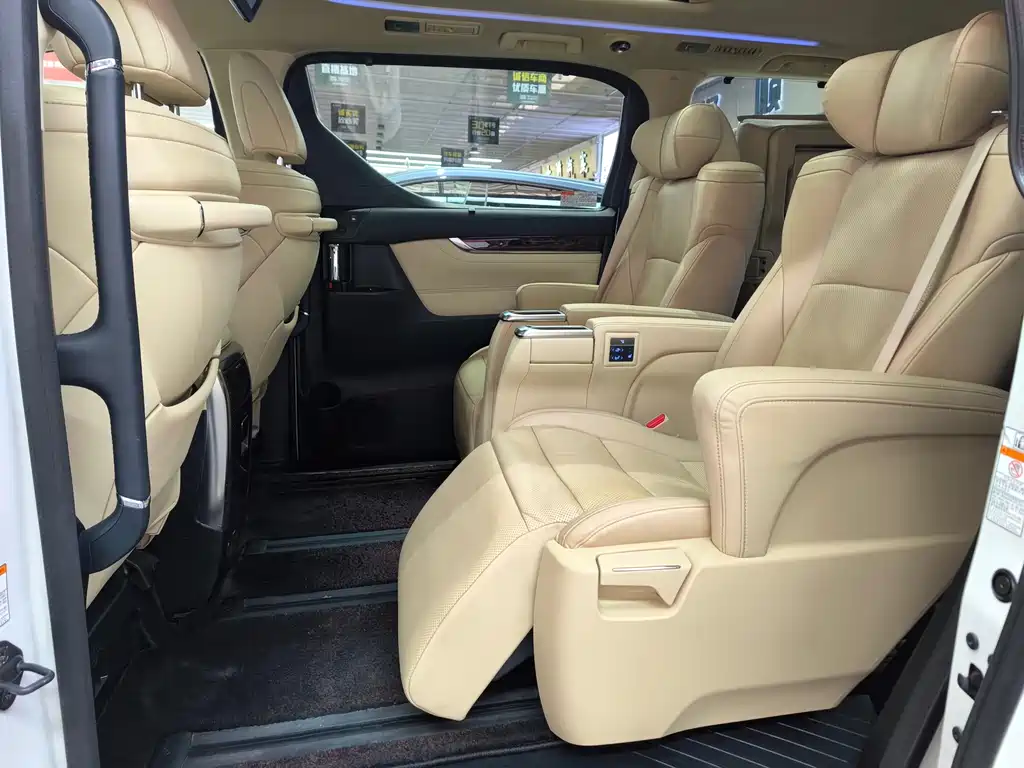 Toyota Alphard 2020 — фото 14