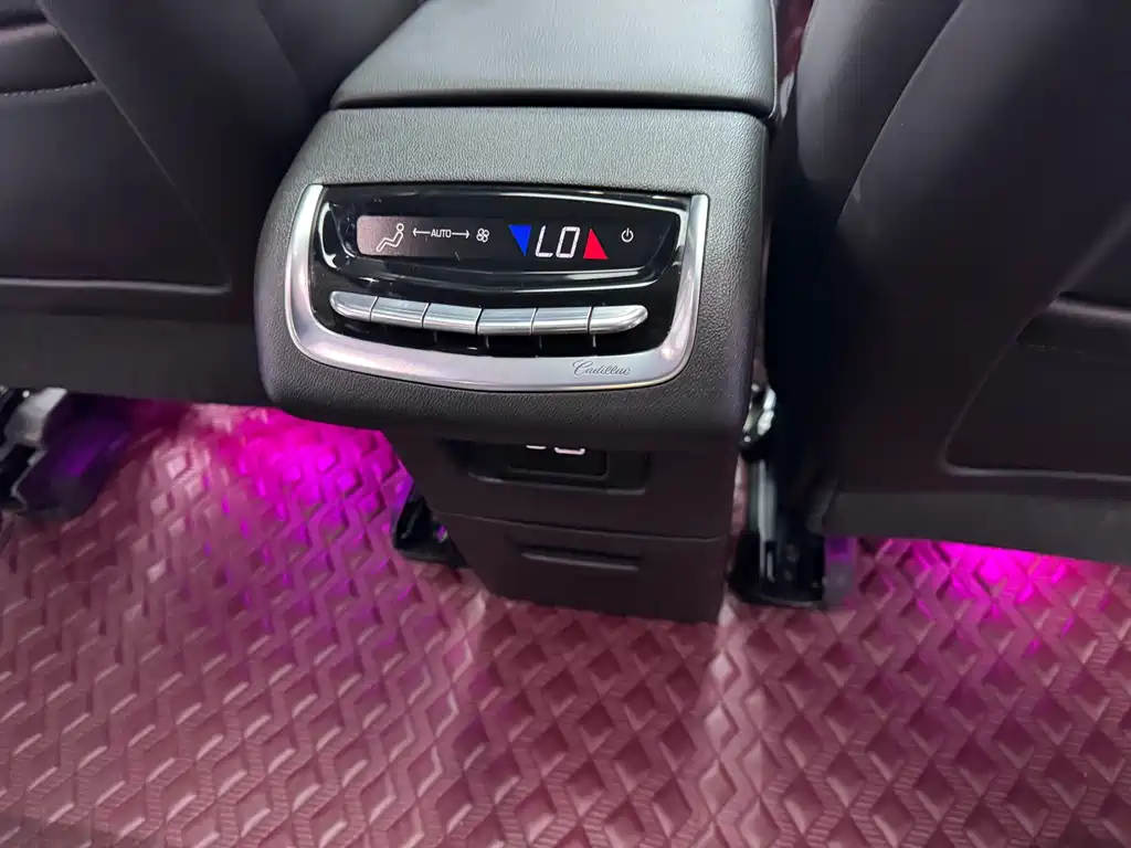 Cadillac XT6 2022 — фото 15