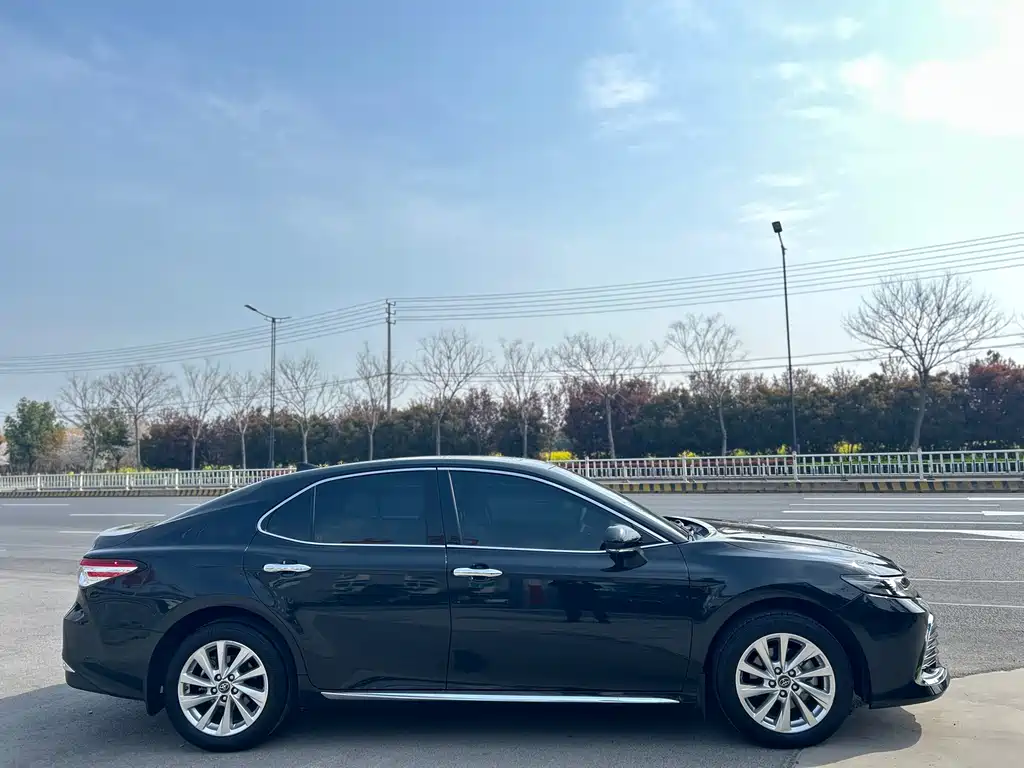 Toyota Camry 2023 — фото 6