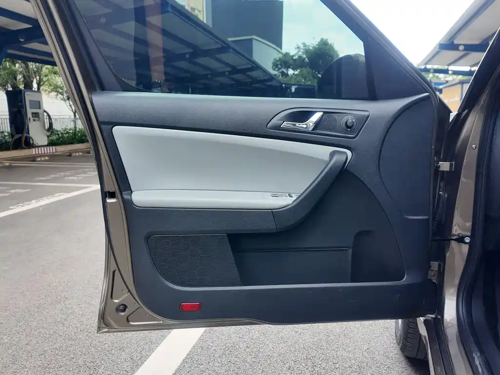 Skoda Yeti 2018 — фото 12