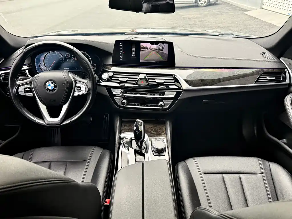 BMW 5 Series 2018 — фото 10