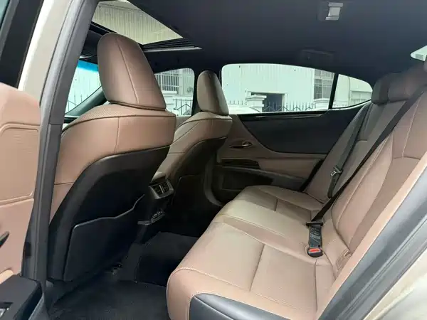 Lexus ES 2022