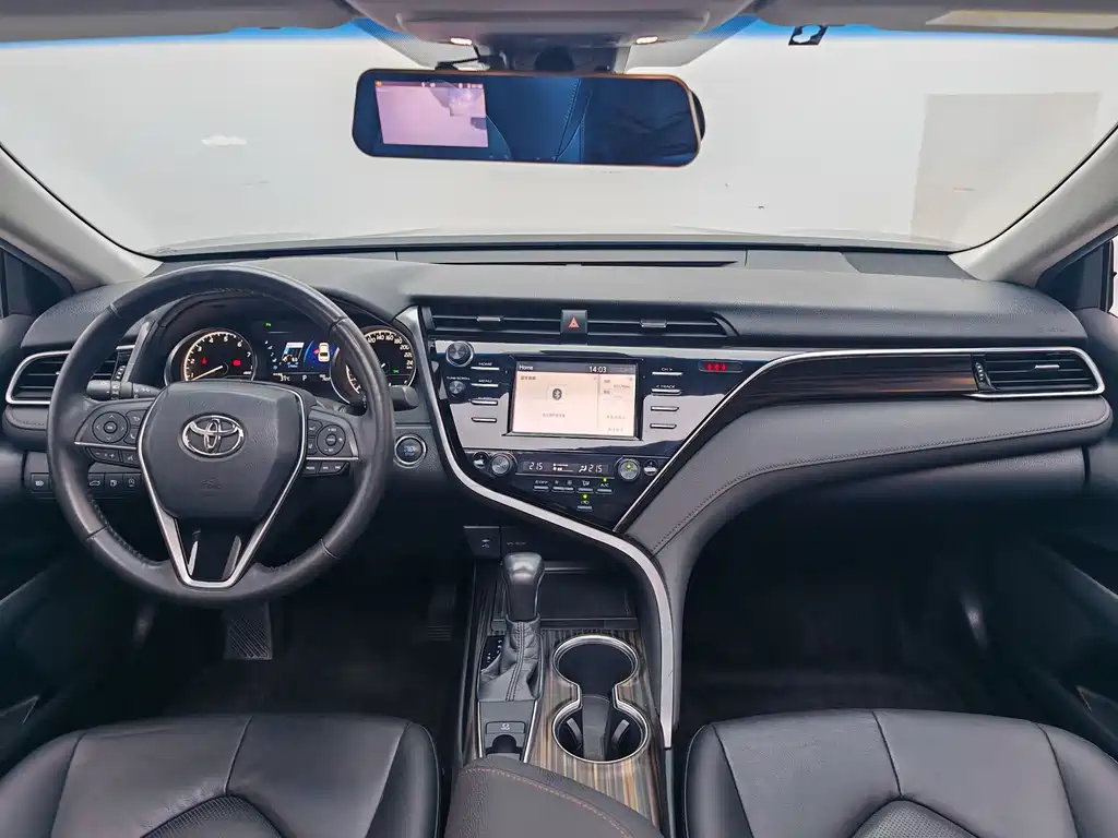 Toyota Camry 2018 — фото 15