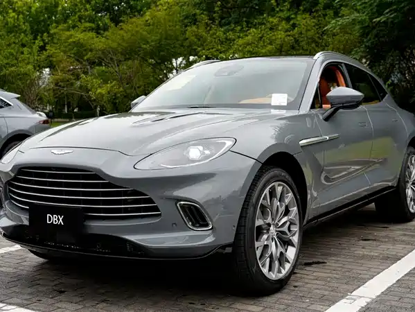 Aston Martin DBX 2024