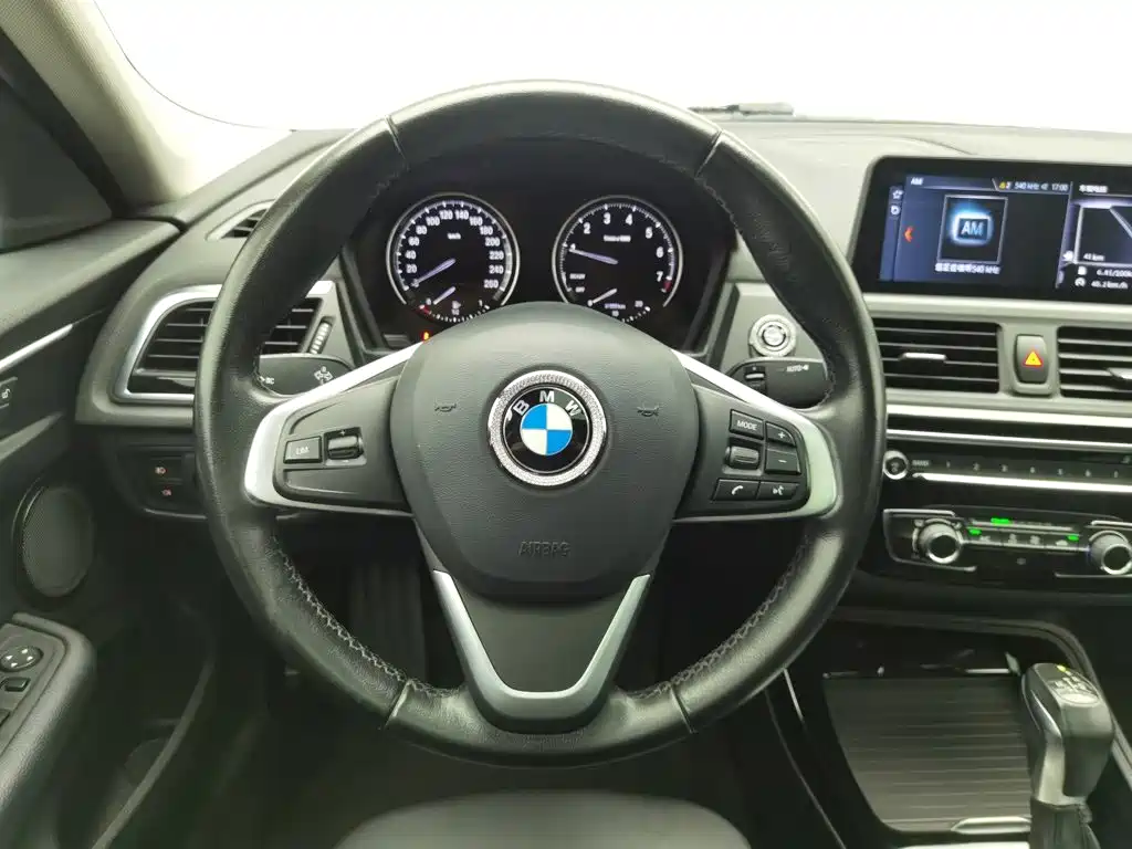 BMW 1 Series 2018 — фото 11