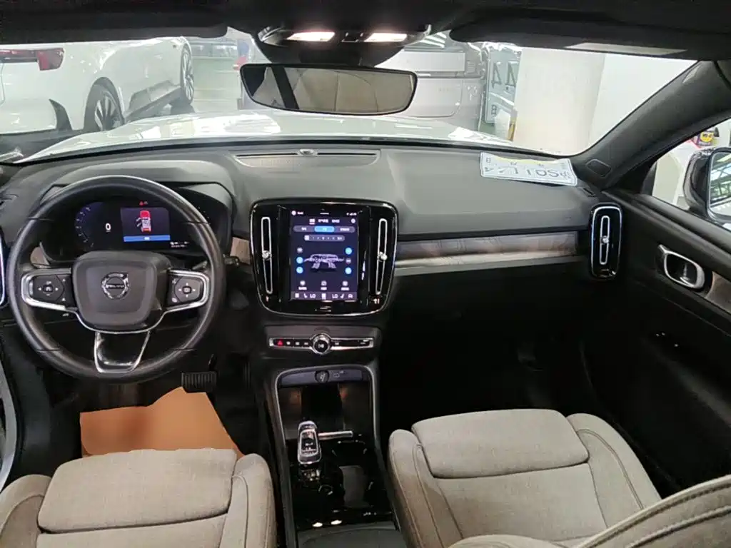 Volvo XC40 New Energy 2023 — фото 10