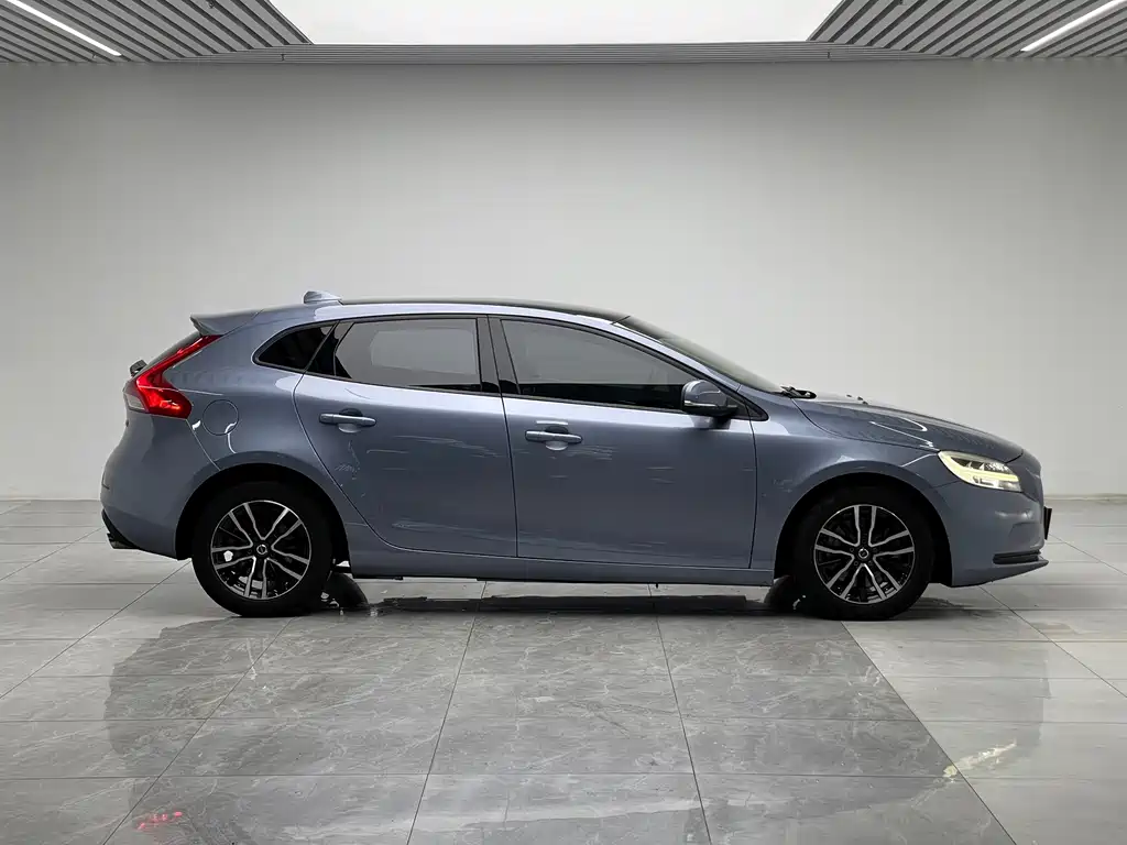 Volvo V40 2019 — фото 8