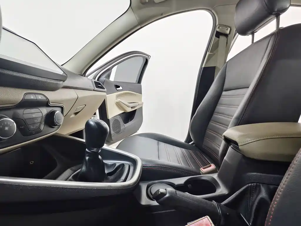 Ford Escort 2016 — фото 11