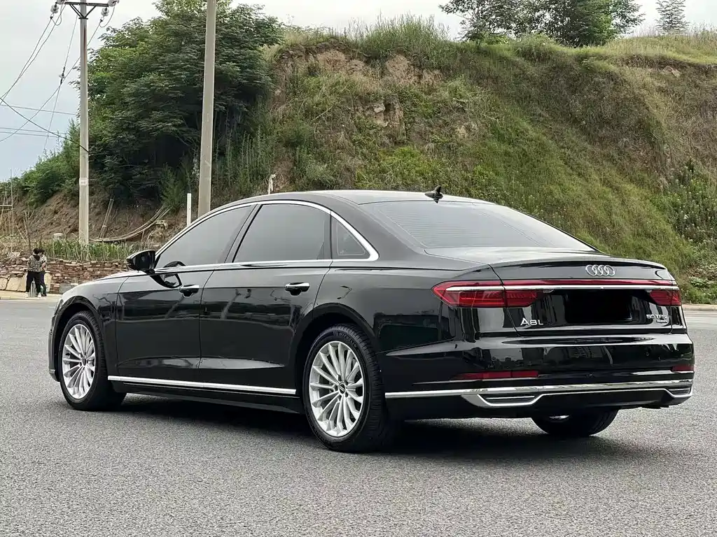 Audi A8 2021 — фото 19