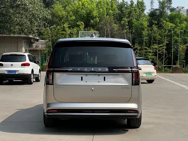 Volvo EM90 2024