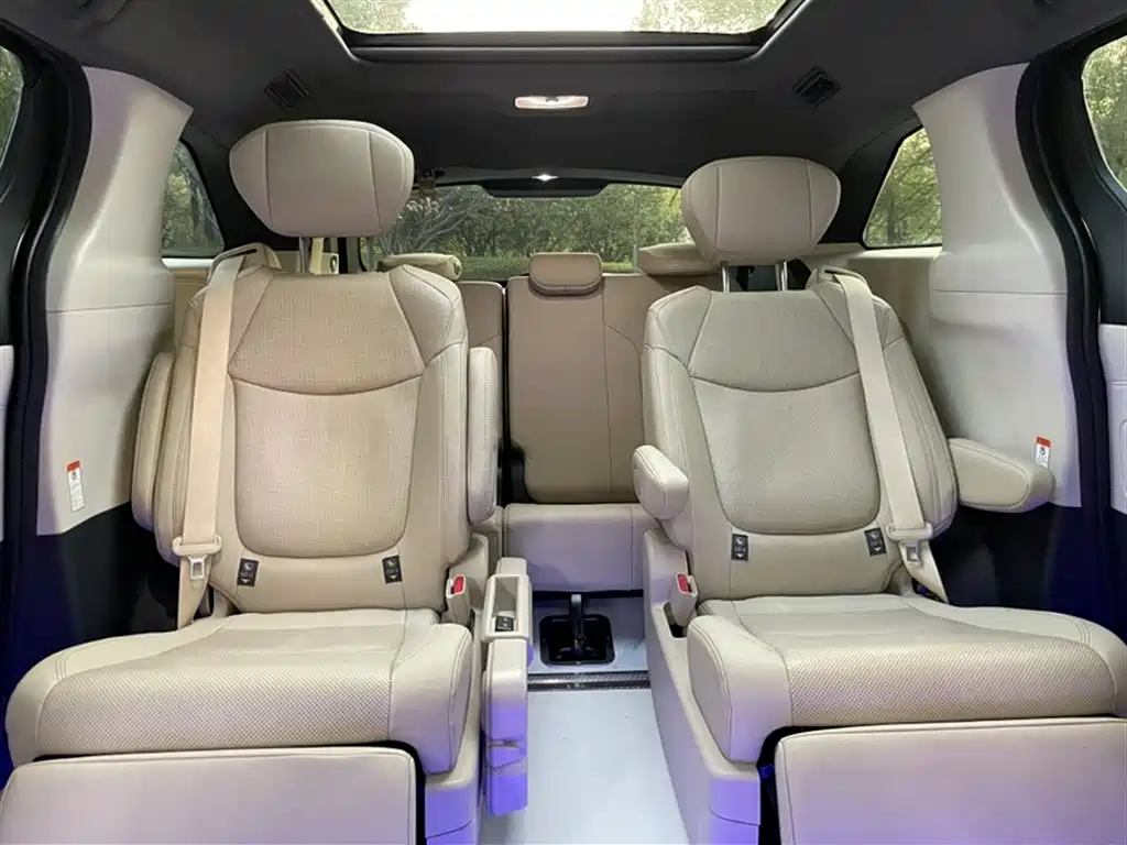 Toyota Granvia 2023 — фото 12